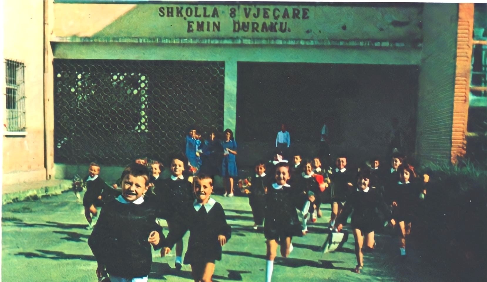 Nxënësit e shkollës 8-vjeçare “Emin Duraku” Tiranë. Viti 1975